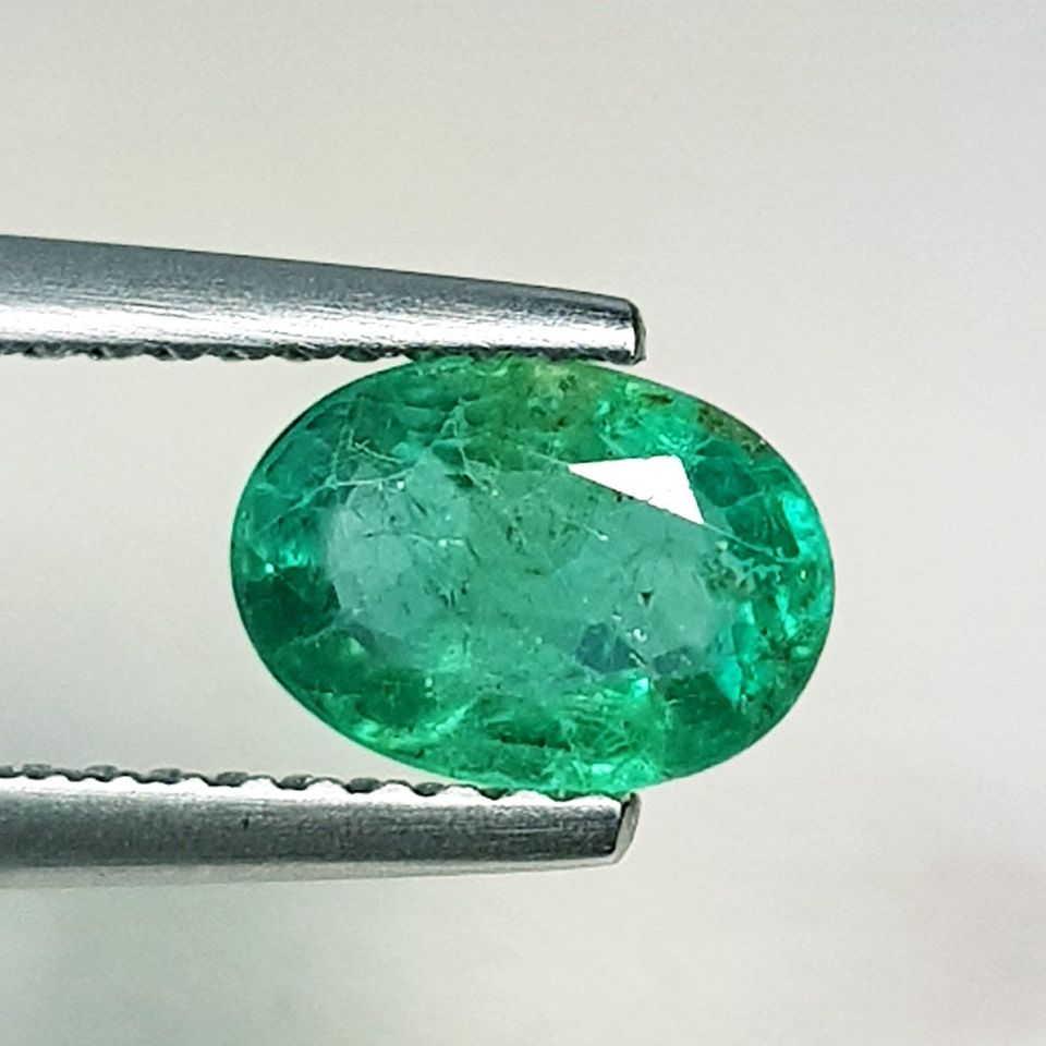 Natural Emerald Oval Cut 0.98 ct (1 of 6)