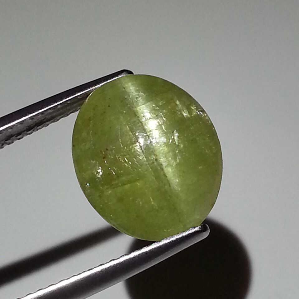 9.34 ct Natural Apatite cat's Eye: No Reserve! Title: 9.34 ct Natural Apatite cat's Eye Color/Clarity: Semi Transparent Loosegemstone Carat Weights: $9 Size/Dimensions: 12.80 x 11.10 x 7.40 Additional Information: Oval - Jharkhand Ship