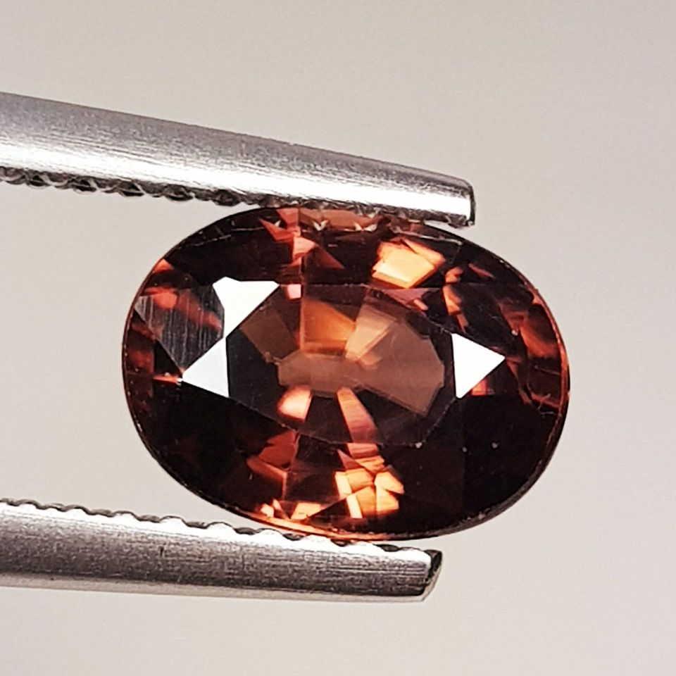 2.00 ct Natural Zircon Oval Cut: No Reserve! Title: 2.00 ct Natural Zircon Oval Cut Color/Clarity: VVS Loosegemstone Carat Weights: $2 Size/Dimensions: 8.00 x 6.00 x 4.00 Additional Information: Oval - Cambodia Shipping: Worldwide: F