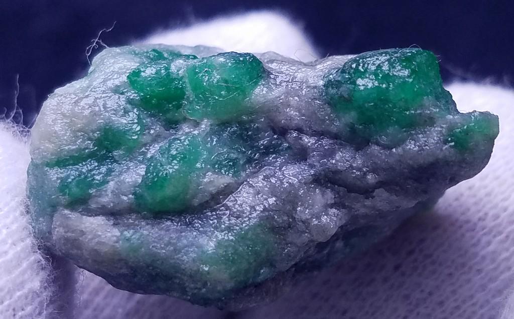 6 Grams Beautiful Emerald Specimen: No Reserve! Title: 6 Grams Beautiful Emerald Specimen Weight: 6 Grams Origin: Pakistan Materials: Specimen Size: 27x15x15 MM Additional Information: Treatment:Natural Shipping: Domestic: Flat-rate of