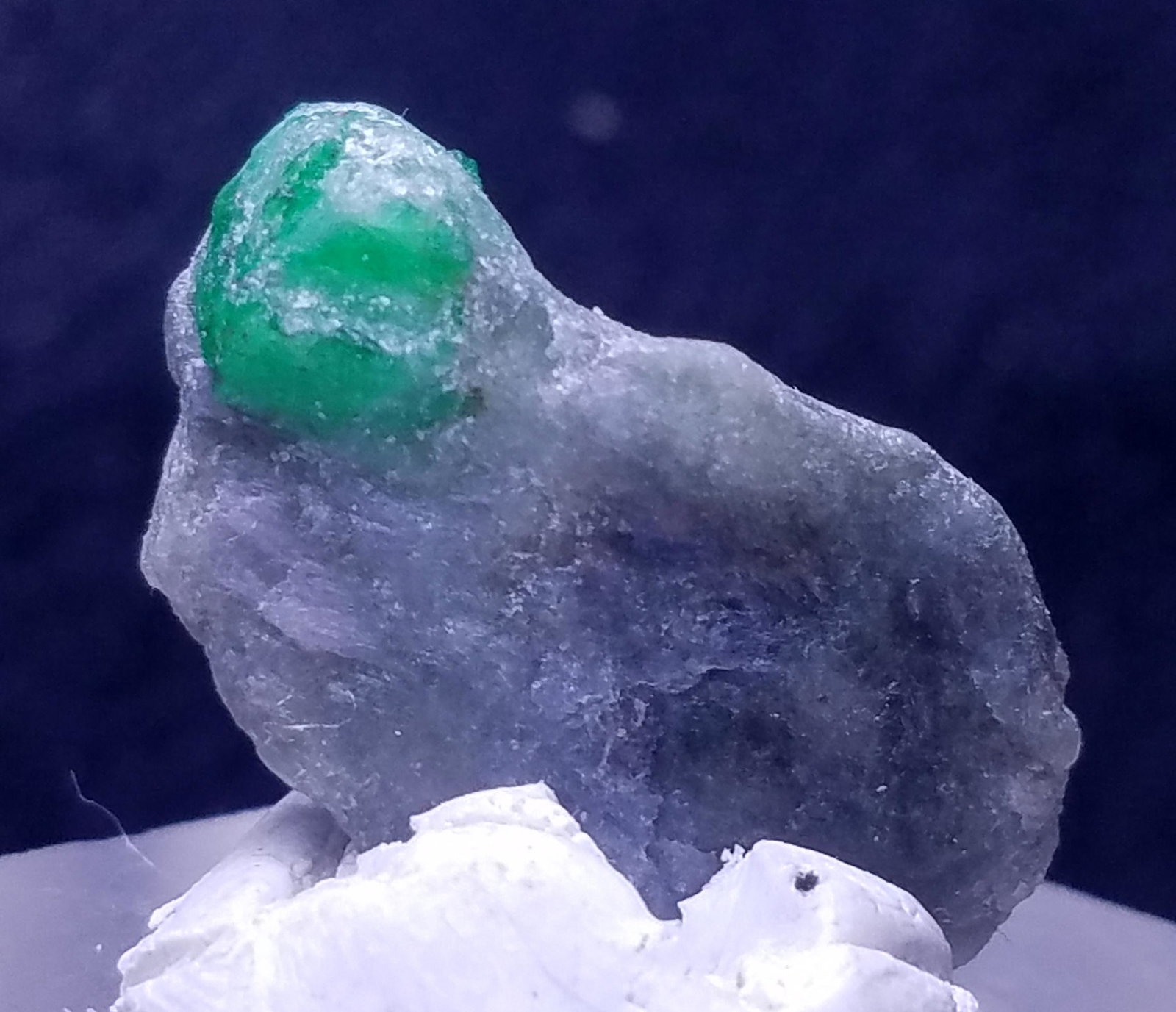 21 Carats Beautiful Emerald Specimen: No Reserve! Title: 21 Carats Beautiful Emerald Specimen Weight: 21 Carats Origin: Pakistan Materials: Specimen Size: 21x21x7 MM Additional Information: Treatment:Natural Shipping: Domestic: Flat-rate