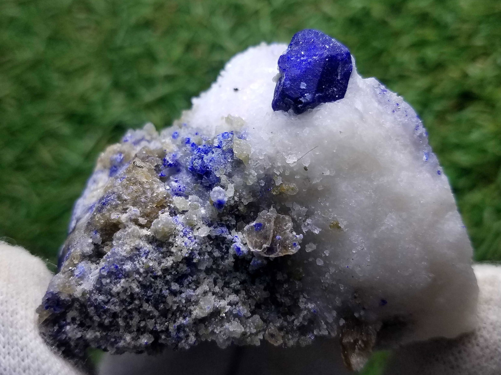 82 Grams Deep Blu Natural Lazurite Specimen Golden: Title: 82 Grams Deep Blu Natural Lazurite Specimen Golden Pyrite Gemstones: Lazurite Carat Weights: 82 Grams Size/Dimensions: 57x38x41 MM Additional Information: Natural Reserve: $35.00 Shipping: Dom