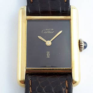 Cartier - Tank Must de Cartier - Ref 3 088004 - Women -: Cartier Tank Vermeil, Manual Winding .Material: 20 Mic Gold Plated Silver -Size: 28x21x7mm -Cobochon Sapphire Crown -Glas: Mineral Glass Dial: Dark Ruby Red Dial Zustand: Gut. Leather