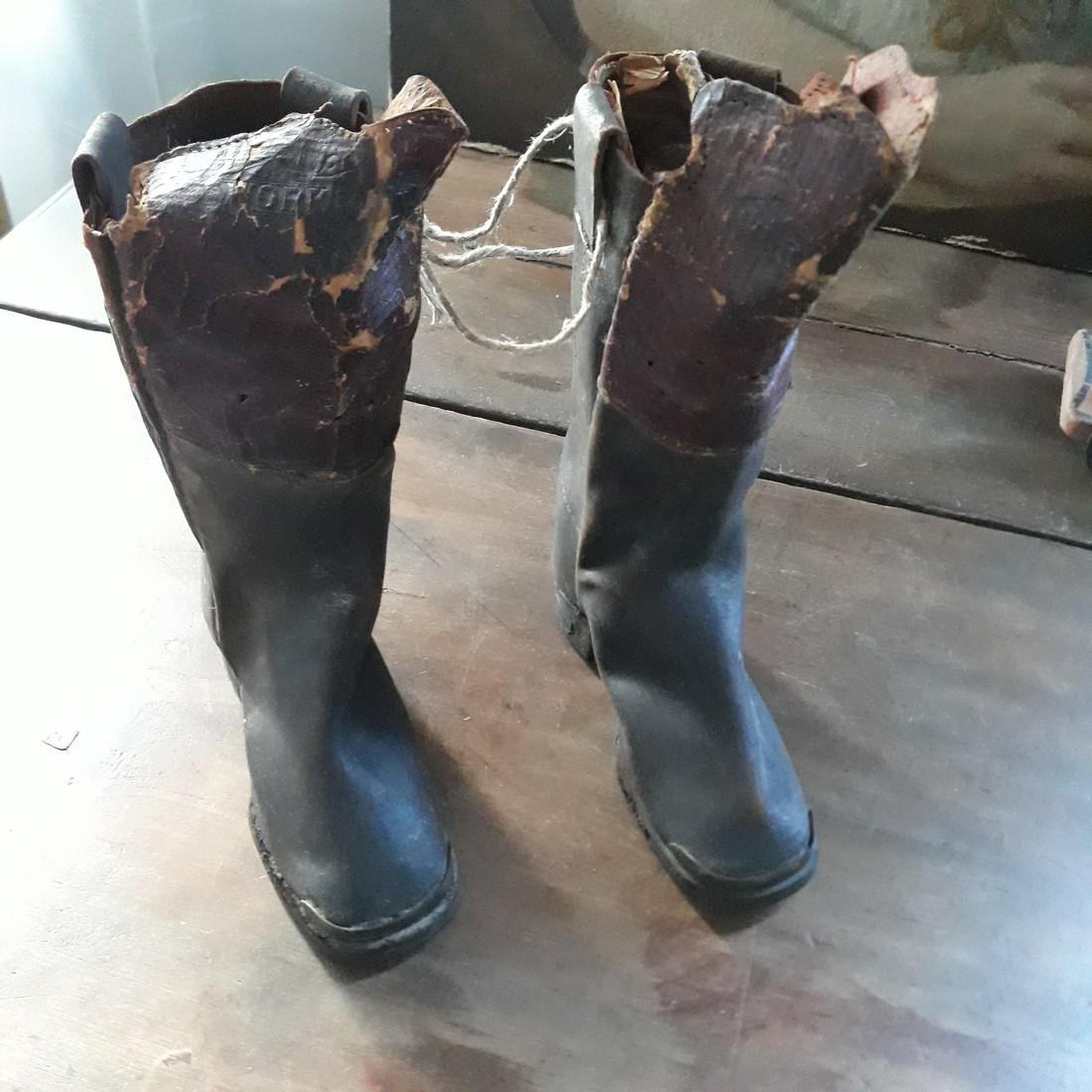 Adorable Pair of Child's 19thC Leather Boots (1 of 2)