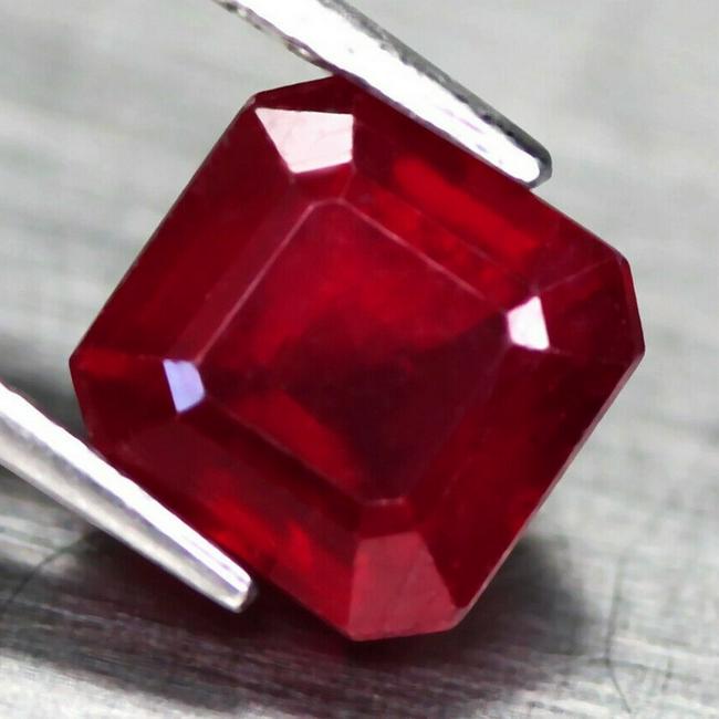2,66 cts Natural Scissor Blood Red Ruby (1 of 3)