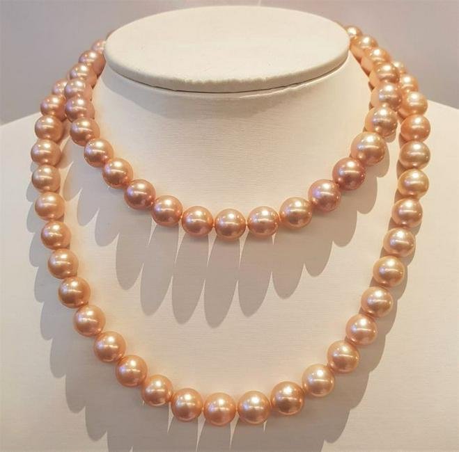11x13mm Beautiful Colour Edison Pearls - Necklace: This necklace will stand out for its radiant glow ! The necklace counts 78 pearls and is unique for its bright lustre and eye catching special colour: vibrant pink with stunning hues. The hues of each