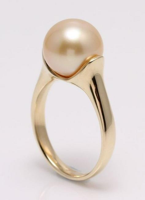14 kt. Yellow Gold - 10x11mm Golden South Sea Pearl -: Produced by the gold-lipped Pinctada Maxima Oyster in the warm waters of Indonesia, this pearl has a natural magnificent soft golden honey colour. The yellow gold ring matches lovely to the golden pea