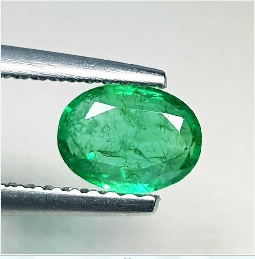 Natural Emerald Oval Cut 0.92 ct (1 of 6)