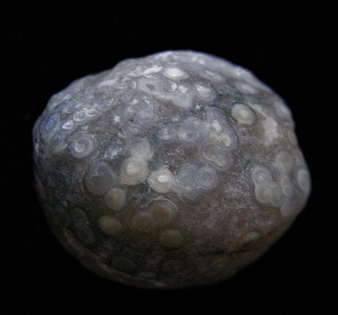 EYE AGATE - 100% NATURAL: Title: EYE AGATE - 100% NATURAL Origin: Alashan Area, Gobi Desert, Inner Mongolia, China Size: 1.8x1.6x1.5 cm / 6 gram Additional Information: round eye agate with pearly dots all over Reserve: $5.00 