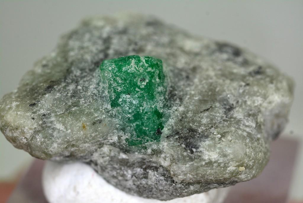 13 Grams Beautiful Emerald Specimen: No Reserve! Title: 13 Grams Beautiful Emerald Specimen Weight: 13 Grams Origin: Pakistan Materials: Specimen Size: 32x25x15 MM Additional Information: Treatment: Natural Shipping: Domestic: Flat-rate