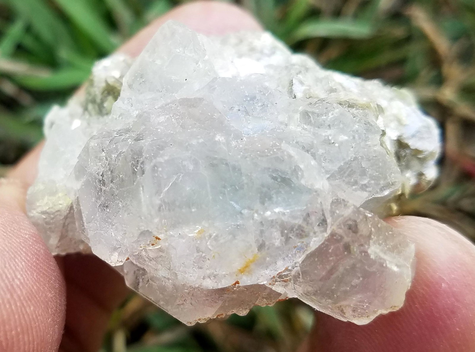 39 Grams Beautiful Fluorite Specimen With Mica: No Reserve! Title: 39 Grams Beautiful Fluorite Specimen With Mica Origin: Pakistan Weight: 39 Grams Size/Dimensions: 43x32x25 MM Additional Information: Natural Shipping: Domestic: Flat-rate of $15.00