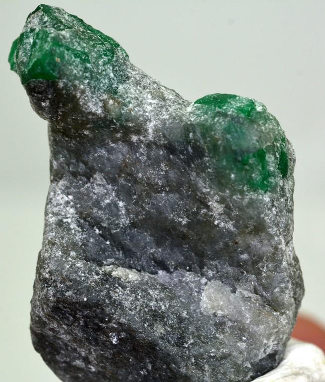 8 Grams Beautiful Emerald Specimen: No Reserve! Title: 8 Grams Beautiful Emerald Specimen Weight: 8 Grams Origin: Pakistan Materials: Specimen Size: 36x22x7 MM Additional Information: Treatment: Natural Shipping: Domestic: Flat-rate of