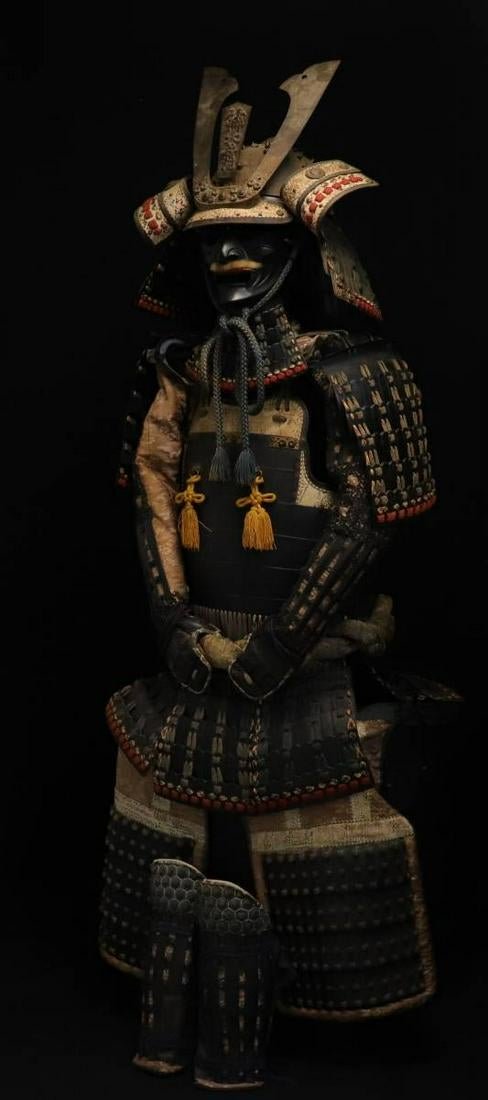 Japanese samurai armor from a Japanese dojo Osaka: A Samurai Armor of the first order for the true lover of Japanese Martial. This is an old armor and in good condition !! A great opportunity to get a powerful armor too. This is a beautifu