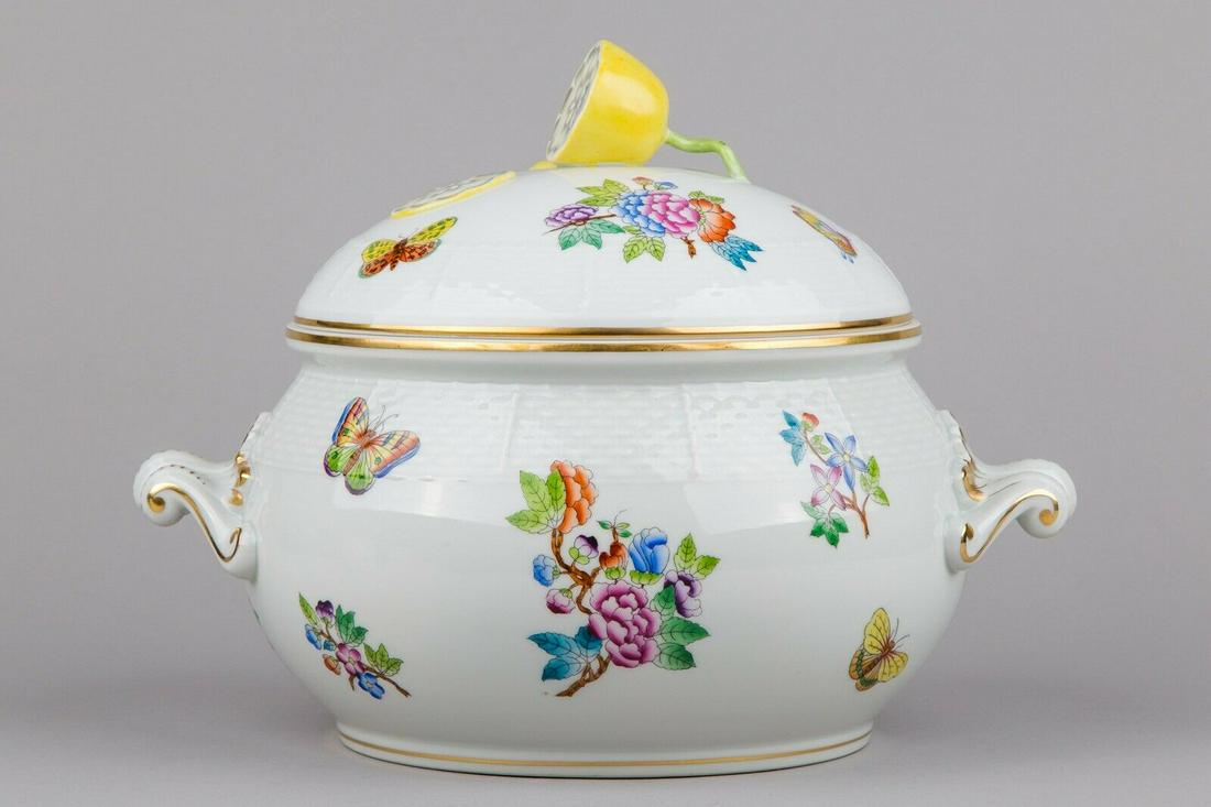 Herend Queen Victoria Large Soup Tureen with Lemon Knob: Title: Herend Queen Victoria Large Soup Tureen with Lemon Knob #27/VA Description: Herend Queen Victoria Large Soup Tureen with Lemon Knob Manufacturer: Herend Porcelain Manufactory (Hungary) Quality: