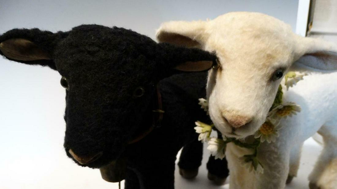 2013 R. JOHN WRIGHT SPRINGTIME FRIENDS BLACKIE & FLOSIE: 2013 R. JOHN WRIGHT SPRINGTIME FRIENDS BLACKIE & FLOSIE MATCHING # 38/150 MIB 2013 R. JOHN WRIGHT SPRINGTIME FRIENDS BLACKIE & FLOSIE MATCHING # 38/150 MIB Click images to enlarge Description SPRINGTI