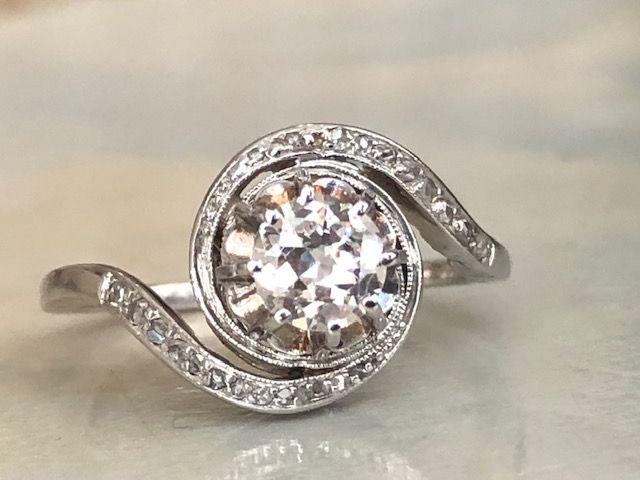 18 kt. White gold ring with diamonds approx 0.77 ct: White gold 18 kt antique ring set with 24 rose cut diamonds with a total estimated weight of 0.24 ct and set in the centre is a Bolshevik cut diamond of approx. 0.53 ct and of G/P1 quality. Grade: 750