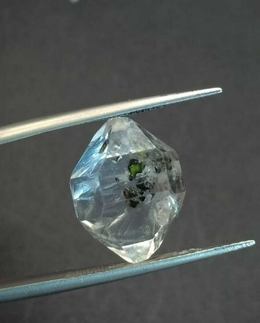 7.35 Carat Intersting Perfact Natural Petroleum: Title: 7.35 Carat Intersting Perfact Natural Petroleum Diamond Quartz Specimen Treatment: Natural Gemstone: Petroleum Diamond Quartz Weight: 7.35 Carat Size/Dimensions: 14x10x7 mm Origin: Pakistan Res