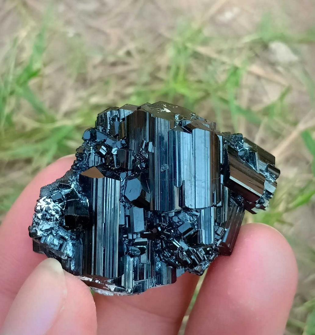 32 Gram Beautiful Lustre Black Natural Tourmaline: Title: 32 Gram Beautiful Lustre Black Natural Tourmaline Specimen Treatment: Natural Gemstone: Black Tourmaline Weight: 32 Gram Size/Dimensions: 39x31x21 mm Origin: Pakistan Reserve: $12.00 Shipping: