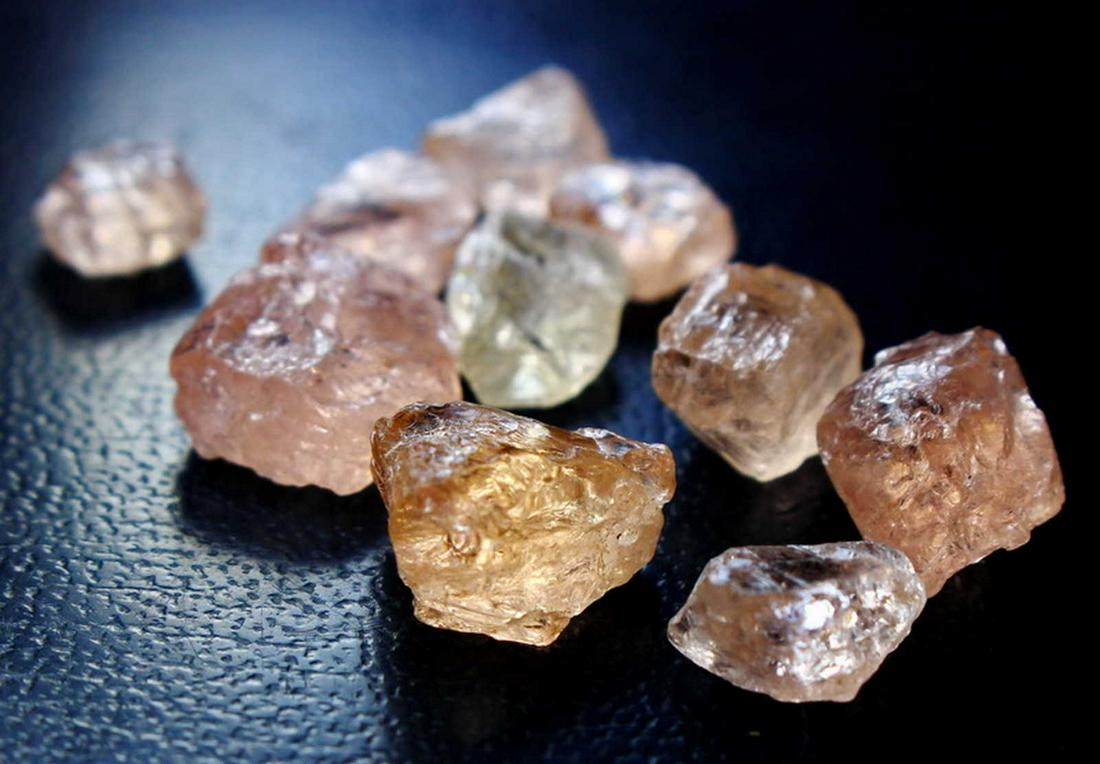 Natural & unheated~ Peach Pink Morganite Rough Lot: Title: Natural & unheated~ Peach Pink Morganite Rough Lot Color/Clarity: Peach Pink Gemstone Type: Rough Carat Weights: 53.15 Cts Size/Dimensions: 15x11x7 mm Reserve: $15.99 Shipping: Domestic: Flat-