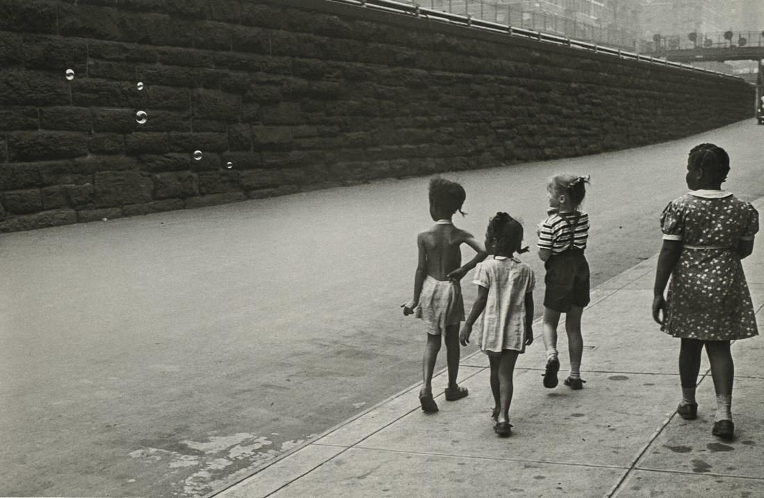 HELEN LEVITT - New York, 1945 (Bubbles) (1 of 1)