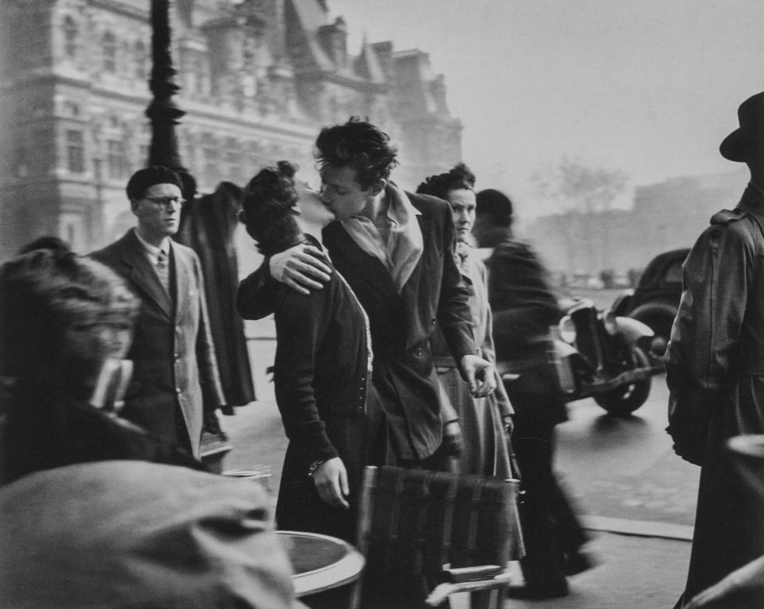 ROBERT DOISNEAU - Le Baiser de l'Hotel de Ville, 1950 (1 of 1)