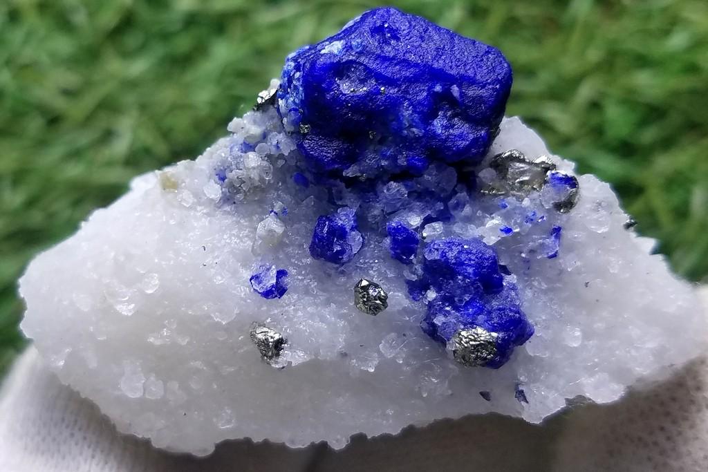 62 Grams Deep Blu Natural Lazurite Specimen Golden: Title: 62 Grams Deep Blu Natural Lazurite Specimen Golden Pyrite Gemstones: Lazurite Carat Weights: 62 Grams Size/Dimensions: 52x33x25 MM Additional Info: Natural Shipping: Domestic: Flat-rate of $15.