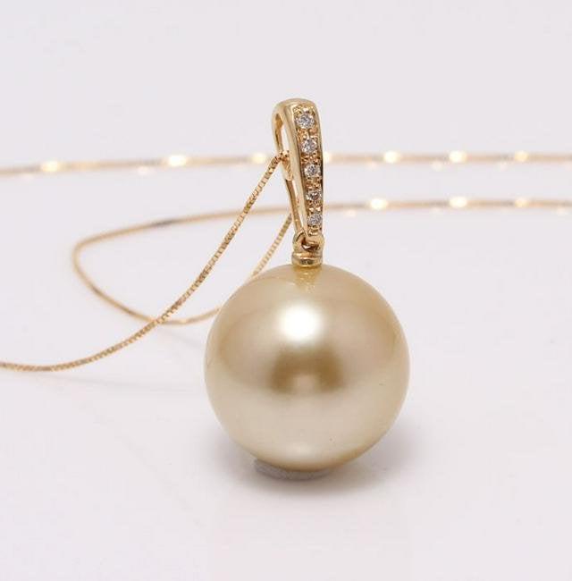 18 kt. Yellow Gold - 11x12mm Round Golden South Sea: Emerging from the warm oceans of Indonesia, this South Sea pearl has a natural beautiful honey golden colour with a rich luster. It looks perfect with the yellow gold and diamonds as an elegant pendan