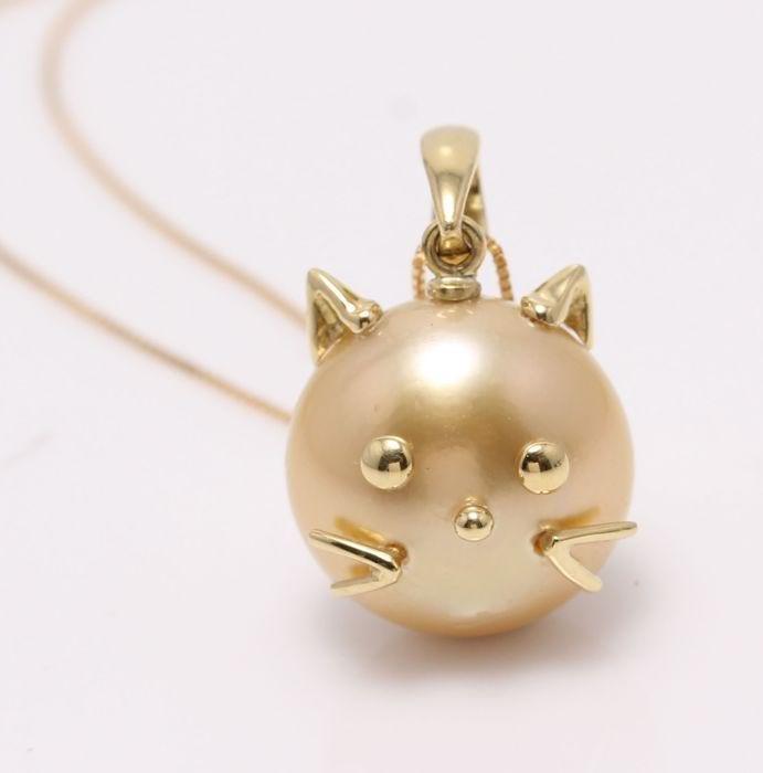 18 kt. Yellow Gold - 11.4mm Golden South Sea Pearl -: This unique pendant is finely modelled in the form of a cat ! Emerging from the warm oceans of Indonesia, the South Sea pearl has a deep golden honey colour with a rich luster and features a naturally