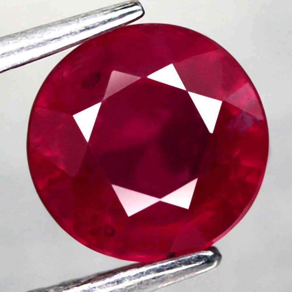 2,36 cts Natural Round Blood Red Ruby (1 of 3)