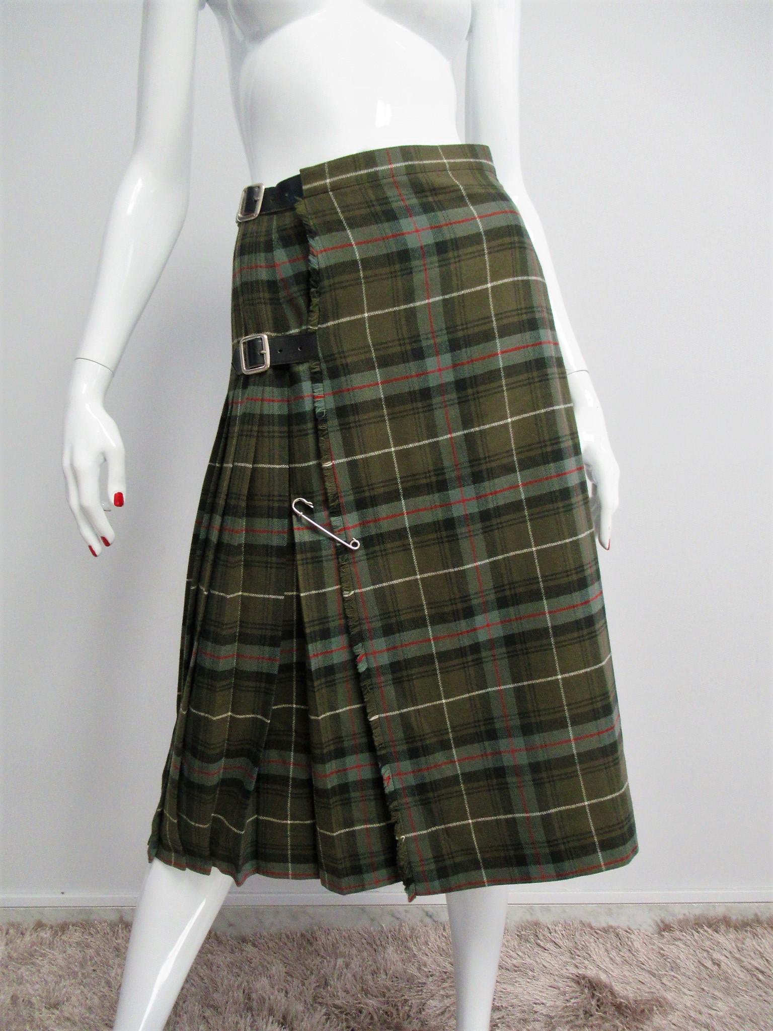 Burberrys' wool and leather kilt skirt Size XS: Title: Burberrys' wool and leather kilt skirt Size XS DMaterials: Wool / Leather Dimension: Size: 8 UK. Corresponds to a 40 IT / XS. MEASURES: Waist 33 cm, hips 48 cm, length 71 cm. Description:Exclus