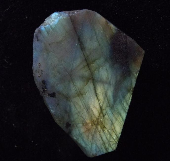 75.95 CT IRIDESCENT & TRANSLUCENT LABRADORITE: Title: 75.95 CT IRIDESCENT & TRANSLUCENT LABRADORITE Origin: Ampanihy. Atsimo-Andrefana, Madagascar Size: 4x3x0.6 cm / 14.99 gram Description:multicolored iridescent and translucent labradorite Reserv