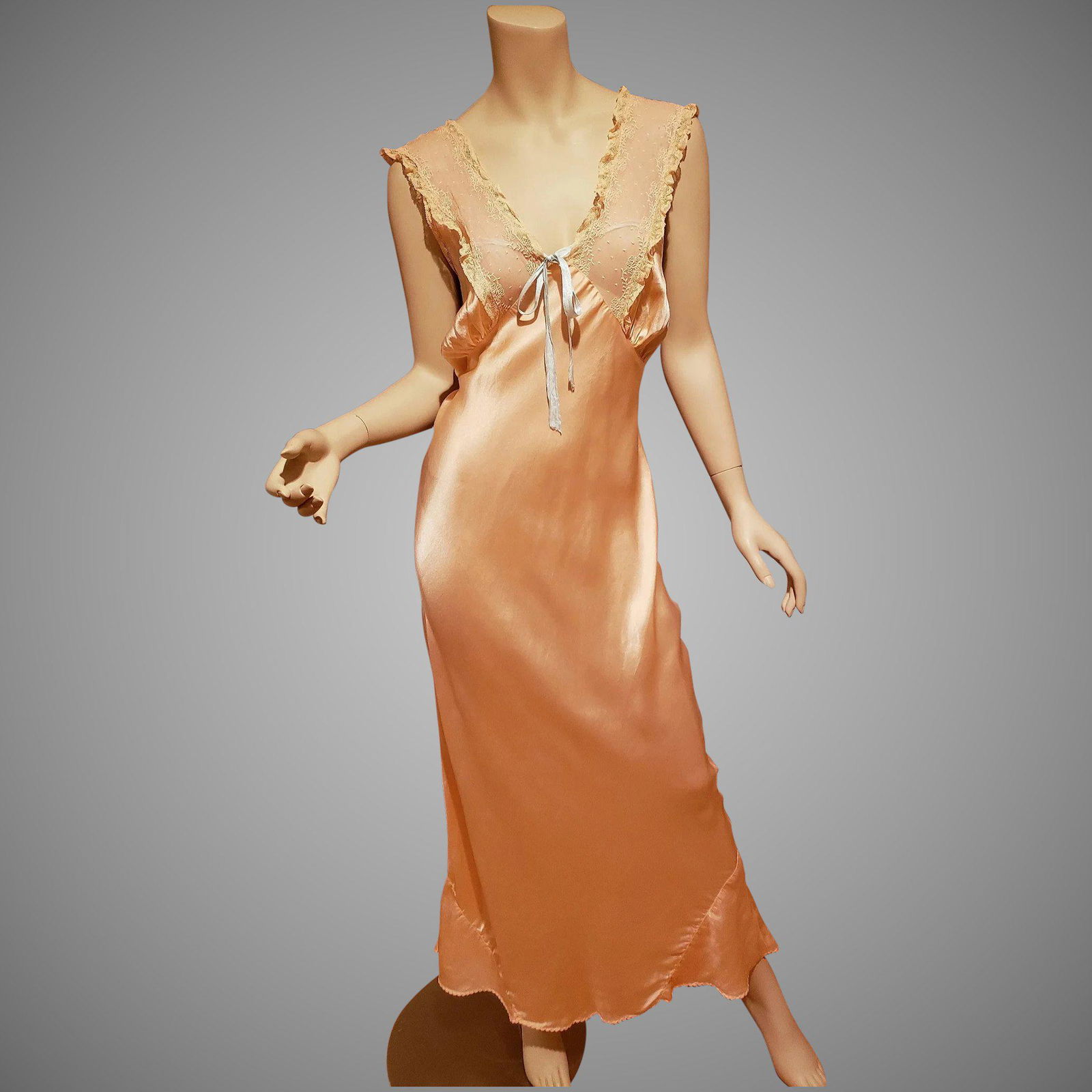 Vtg Silk 1940 Boudoir peach Lingerie slip bias dress: from the early 1940's pure silk bias cut nightgown with handmade lace and blue ribbons. In very good vintage condition. A size M/L Please note that the Start Price is equal to the Reserve Price. Shipp