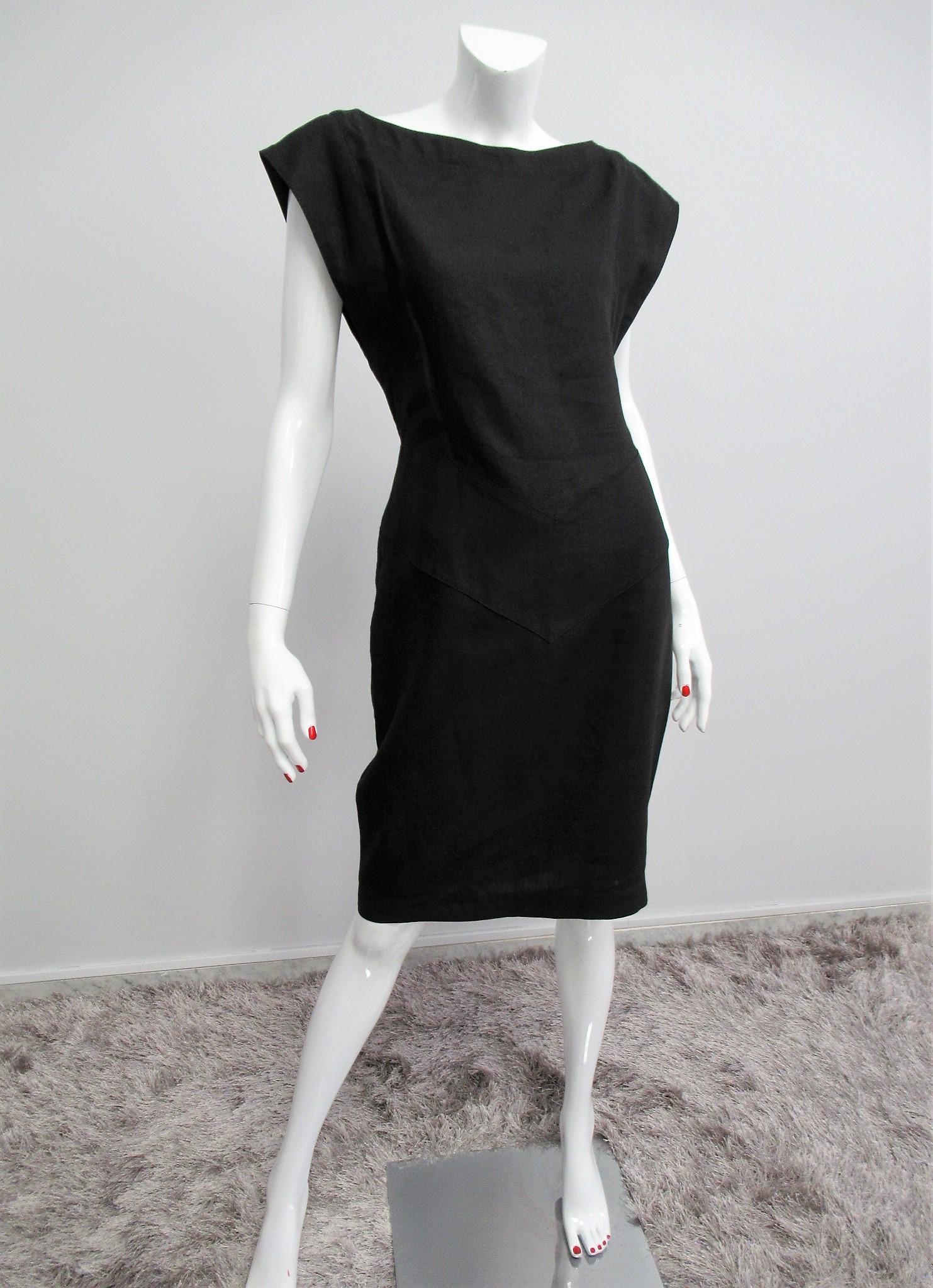 "BYBLOS" Pure linen dress Size M: Title: "BYBLOS" Pure linen dress Size M Materials: 100% Linen Dimension: Size: 44 IT / M. MEASURES: Shoulder 37 cm, chest 43 cm, length 102 cm Description:1414D. Dress in pure linen by Byblos. Structu