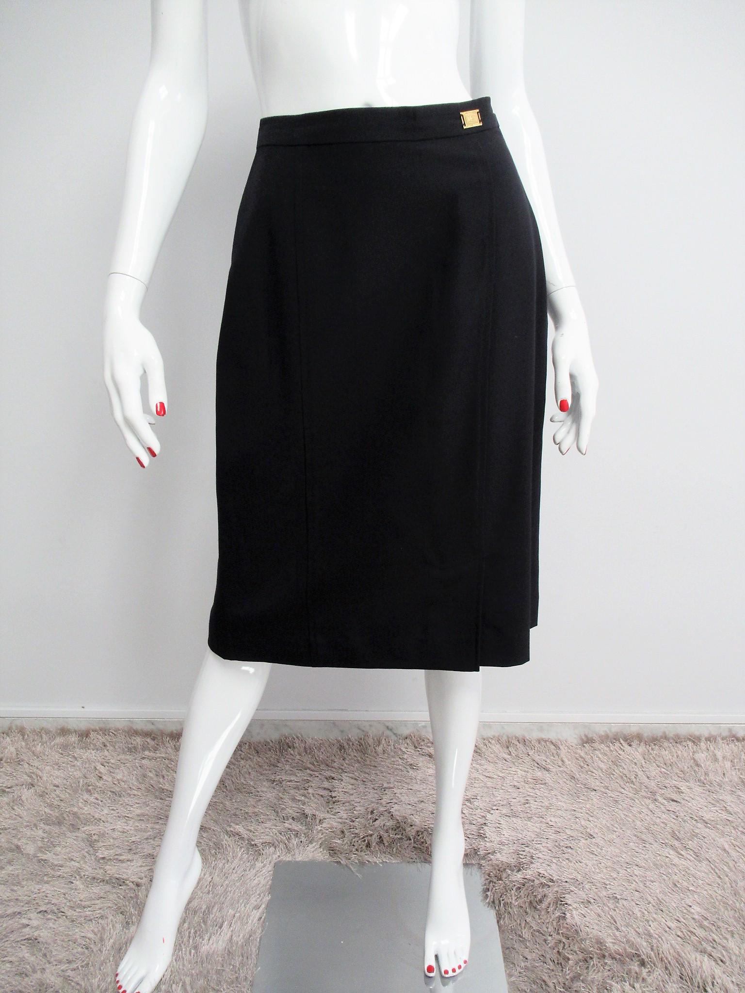 "BURBERRYS '" Vintage wool skirt Size M: Title: "BURBERRYS '" Vintage wool skirt Size M Materials: Wool Dimension: Size: 12 UK. Corresponds to a 44 IT / M. MEASURES: Waist 36 cm, hips 50 cm, length 65 cm. Description:1457D. Vintage "Burberry