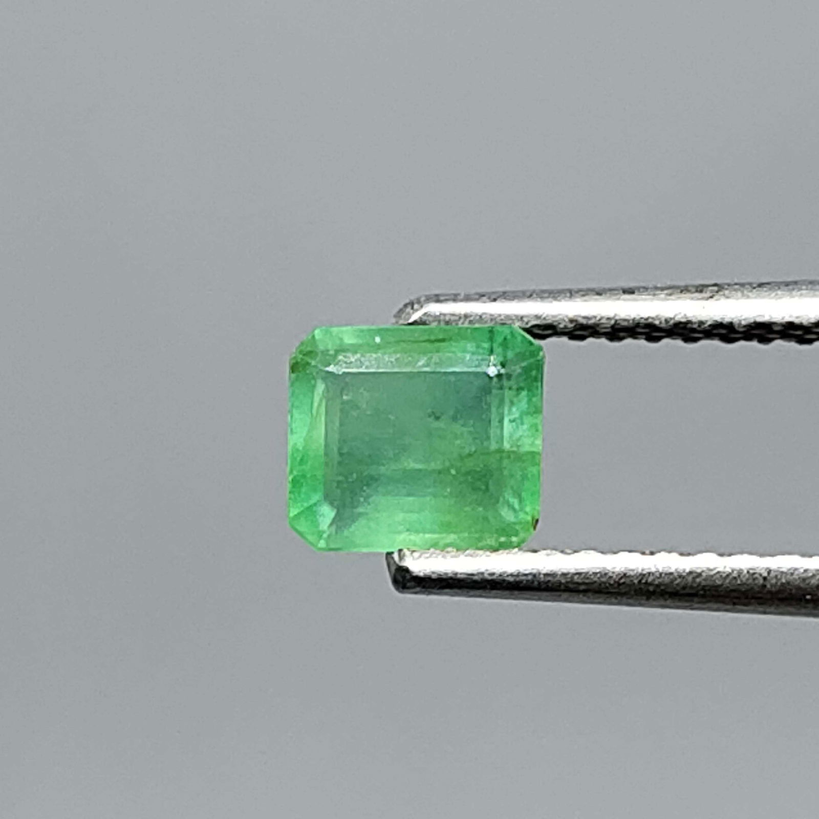 0.60 ct Natural Emerald (1 of 8)