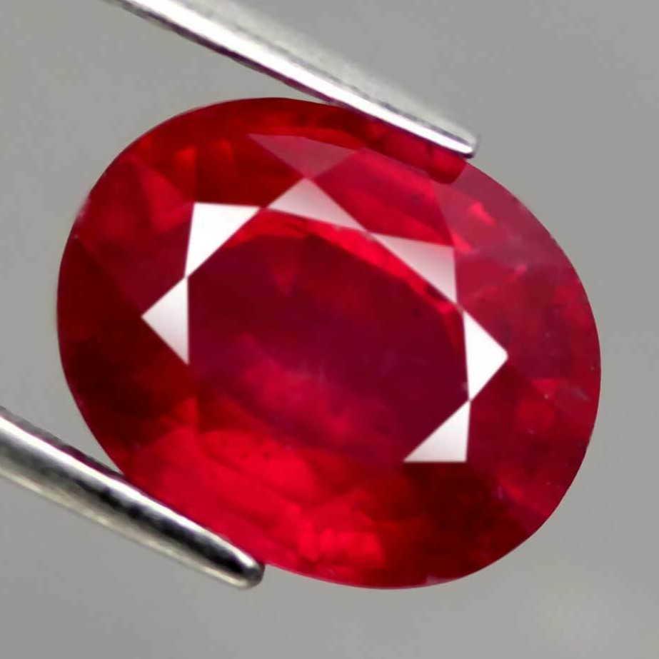 3,94 cts Natural Oval Blood Red Ruby (1 of 3)