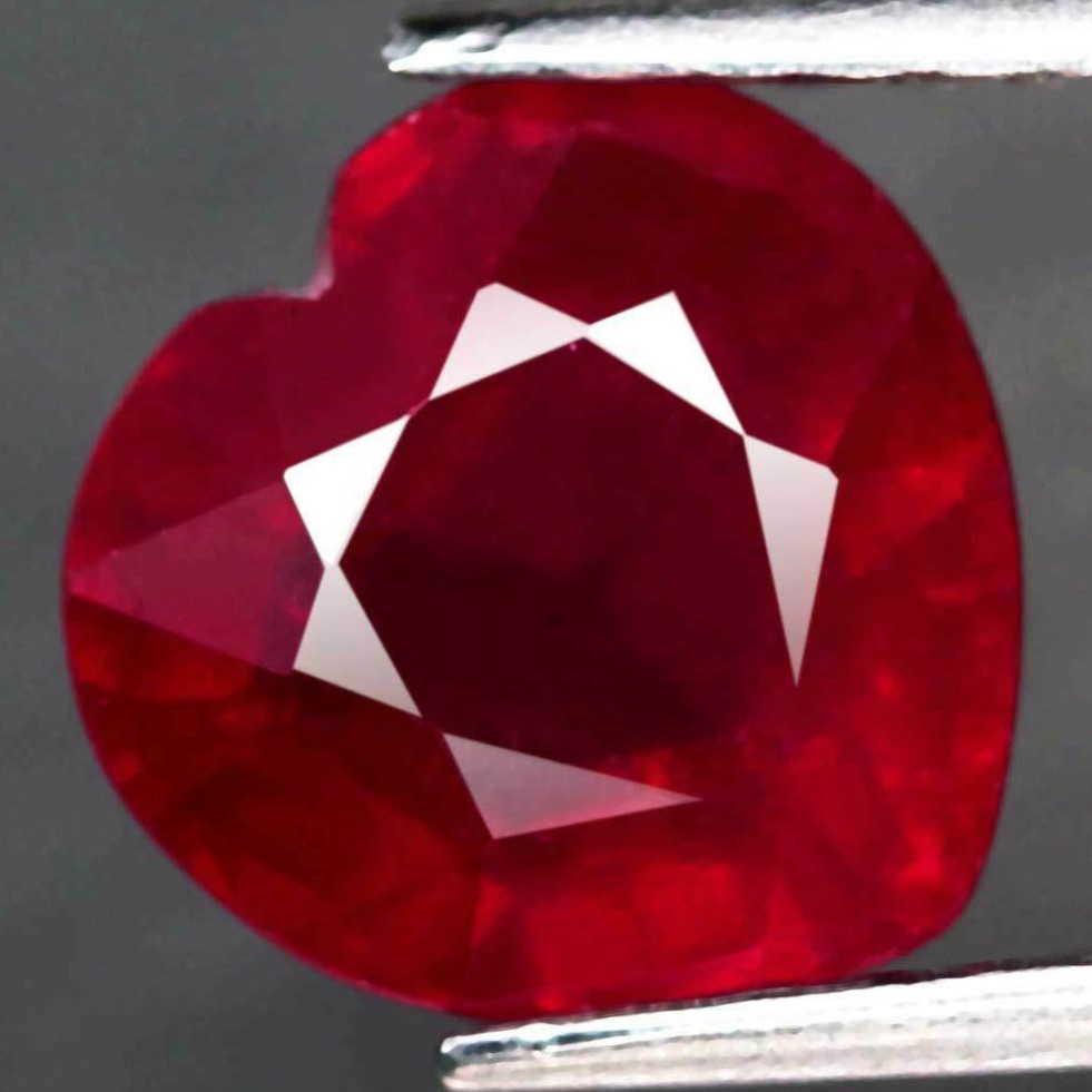 2,78 cts Natural Heart Blood Red ruby (1 of 3)