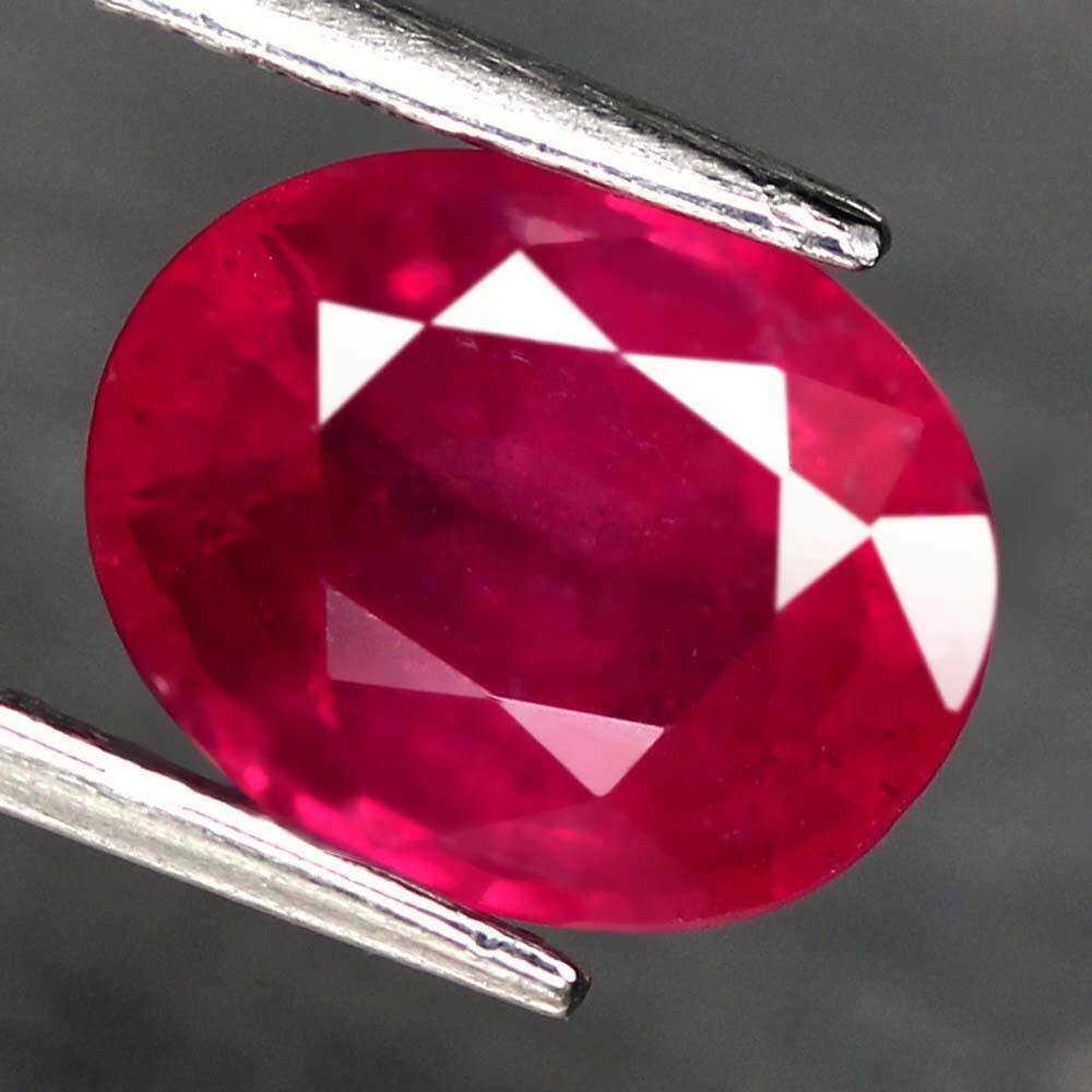 3,05 cts Natural Luminous Oval Pink Red Ruby (1 of 3)