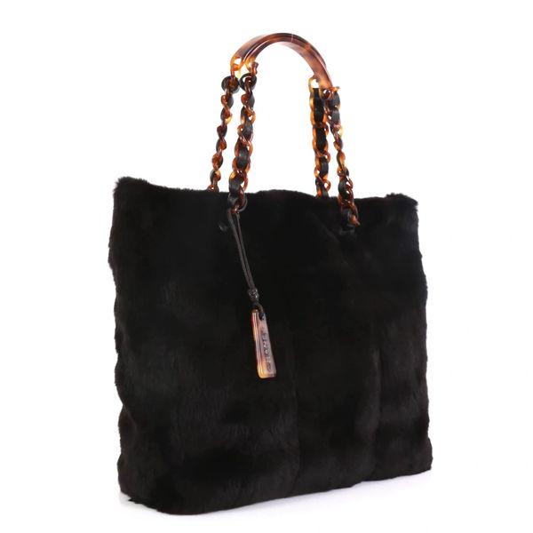 Chanel Vintage Resin Chain Tote Fur Large: This Chanel Vintage Resin Chain Tote Fur Large, crafted in black fur and is soft and cool. This Chanel bag features dual leather and tortoise resin chain handles with shoulder rests and black-tone har