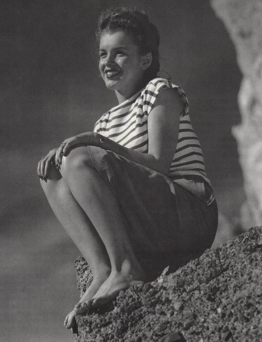 ANDRE DE DIENES - Marilyn Monroe (Norma Jean) Seated on (1 of 1)