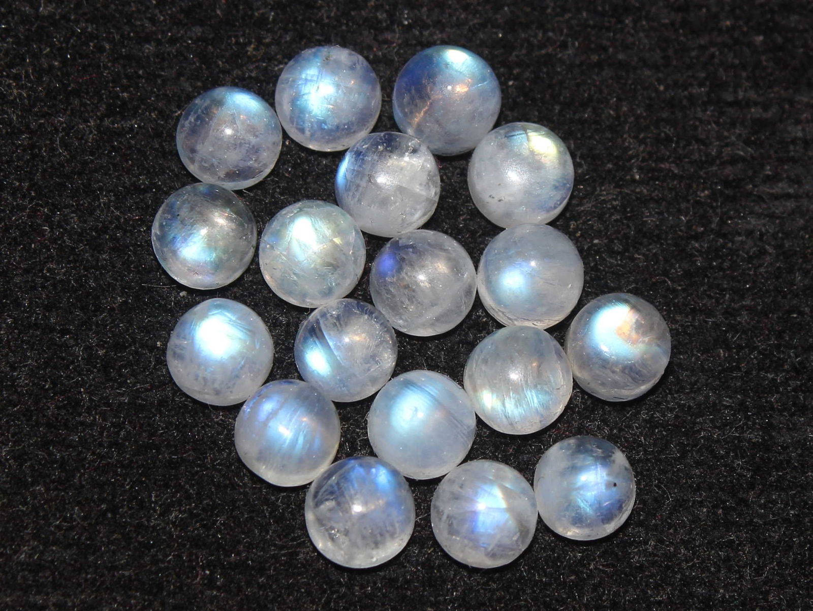 6.33 Cts Natural Rainbow Moonstone Lot: No Reserve! Gemstone: Natural Rainbow Moonstone Origin: Africa Weight: 6.33 Carats Measurements: 4 mm (Calibrate) Number of stone : 18 Shape / Cut: Oval Cabochon Colour: White Transparency: transparen