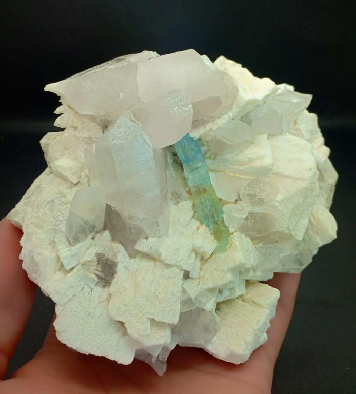 690 Gram Top Quality Well Terminated Natural Aquamarine: Title: 690 Gram Top Quality Well Terminated Natural Aquamarine With Quartz Specimen Treatment: Natural Gemstones: Aquamarine Weight: 690 Gram Size/Dimensions: 118x96x52 mm Origin: Pakistan Reserve: $8