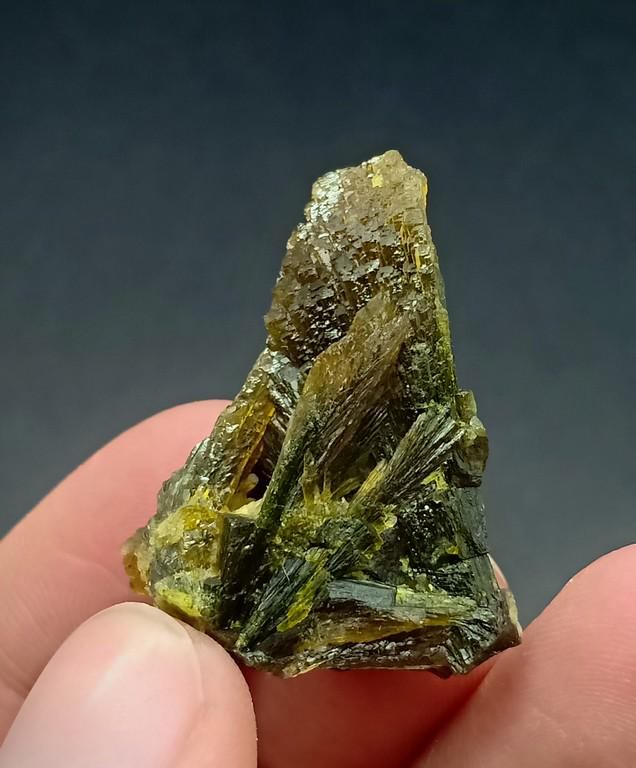 12 Gram Amazing Termination Perfact Natural Epidote: No Reserve! Title: 12 Gram Amazing Termination Perfact Natural Epidote Specimen Treatment: Natural Gemstones: Epidote Weight: 12 Gram Size/Dimensions: 31x25x15mm Origin: Pakistan Shipping: Domestic: F