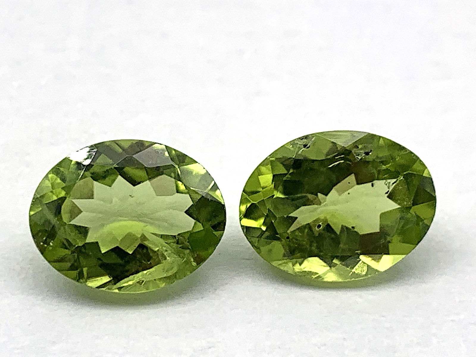 Natural Green Peridots loose gemstone Ideal for: Handmade Material Gem type: Peridot Translated by Microsoft See in original language Translate to English Sorry, we could not translate this listing to English. Lot of 2 Per