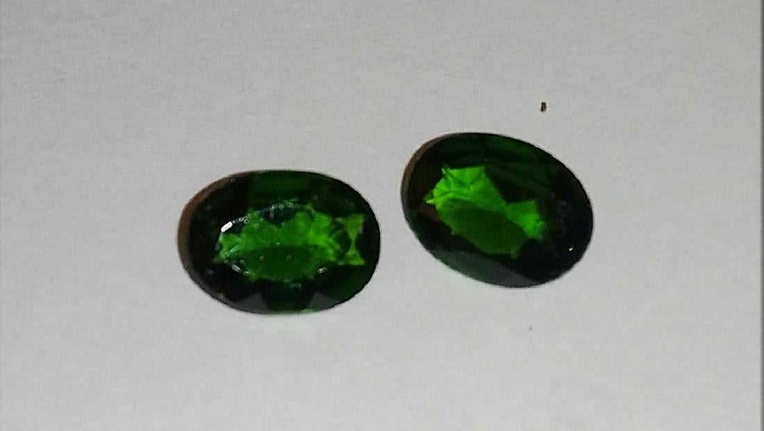 Pair natural chrome diopside: Title: Pair natural chrome diopside Color/Clarity: green/VVS Gemstone Type: natural/untreated Carat Weights: 2.1 Size/Dimensions: 8.02x6.15x2.98 Origin: Russia Reserve: $35.00 Shipping: Domestic: