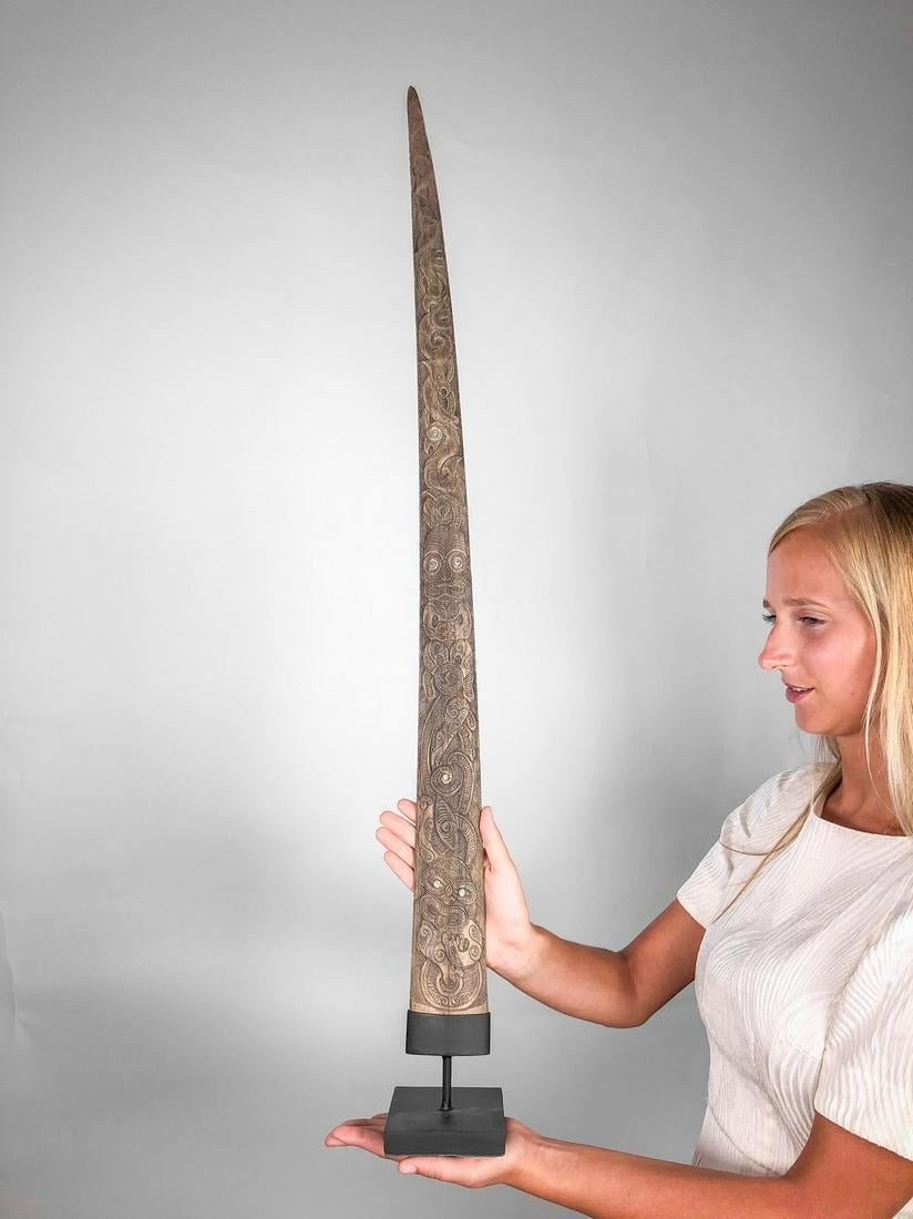 Fine Hand Carved Maori Swordfish Bill - Traditional: Title: Fine Hand Carved Maori Swordfish Bill - Traditional Wheku and Tiki Carving Maker: Unknown Origin: New Zealand Date/Period: 2019 Materials:Bone, Steel Dimensions:Height 98.5cm / 38.7 inches Desc