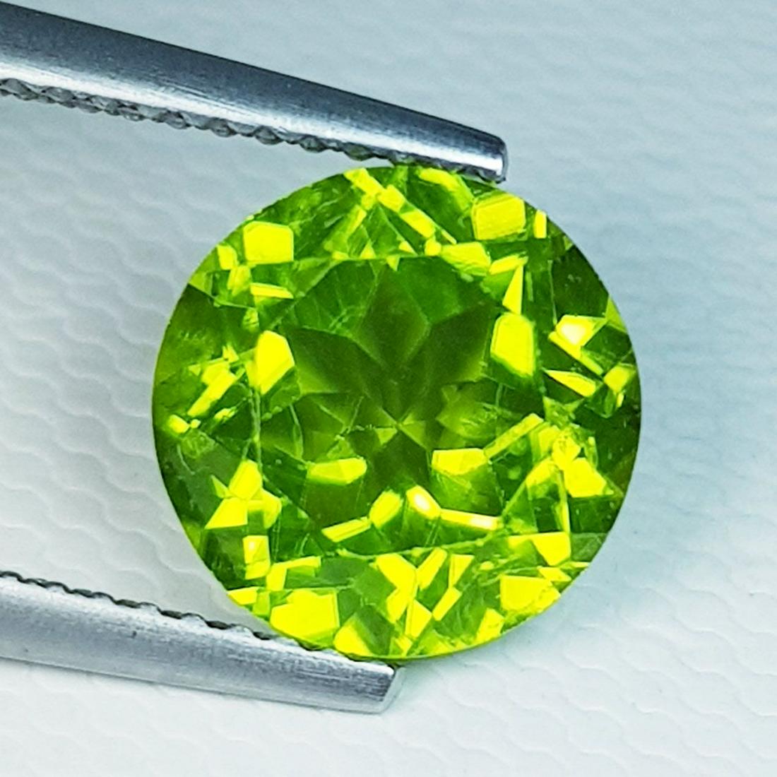 Natural Peridot Round Cut 3.51 ct: No Reserve! Title: Natural Peridot Round Cut 3.51 ct Color/Clarity: VVS Gemstones: Loosegemstone Carat Weights: 3.51 Size/Dimensions: 9.00 x 9.00 x 6.00 Additional Information: Round - Pakistan Shippi