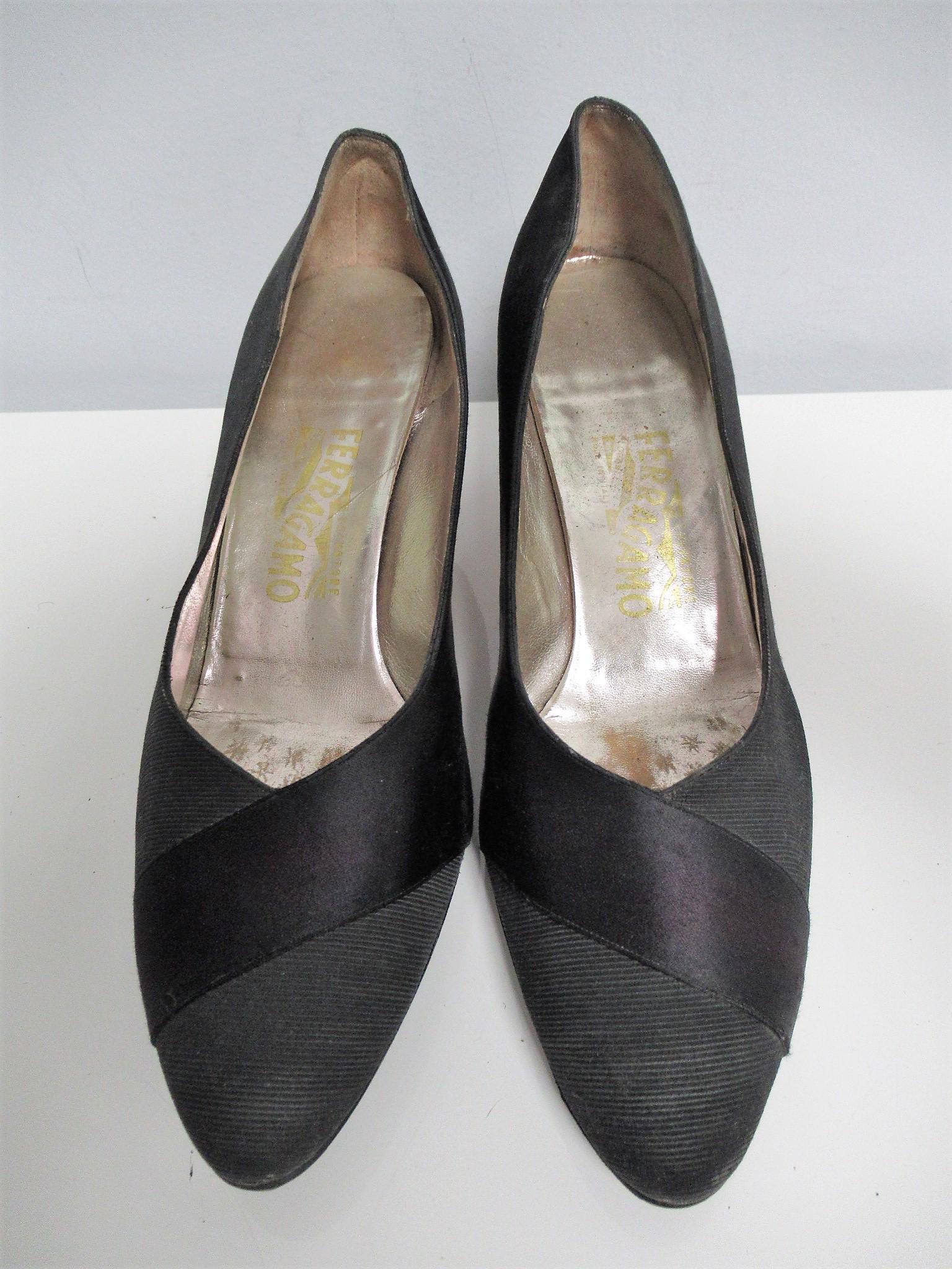 Salvatore Ferragamo shoe decolletè size. 10 / B: Title: Salvatore Ferragamo shoe decolletè size. 10 / B Materials: Canvas Size: 10 / B Corresponds to a 40 EU. MEASURES: Length 27 cm (10.63 "), Heel height 7 cm (2.76"). Description:289 Vintage "Salv