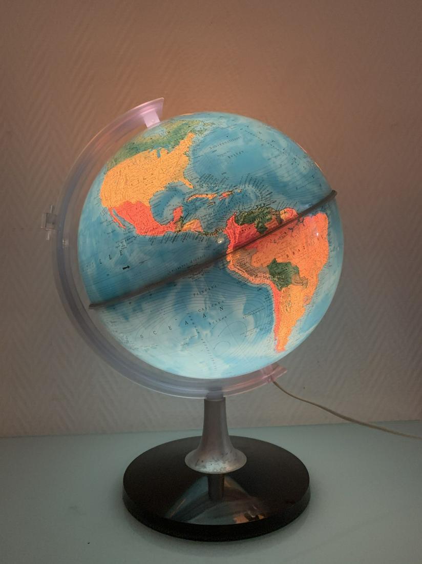 High school globe with lighting: Title: High school globe with lighting Date/Period: 1960-1980 Materials: Plastic and metal Dimensions: HxWxD: 7.5 x 7.5 x 1.2 inch / 19 x 19 x 3 cm Globe with lighting used at a Dutch high school. One