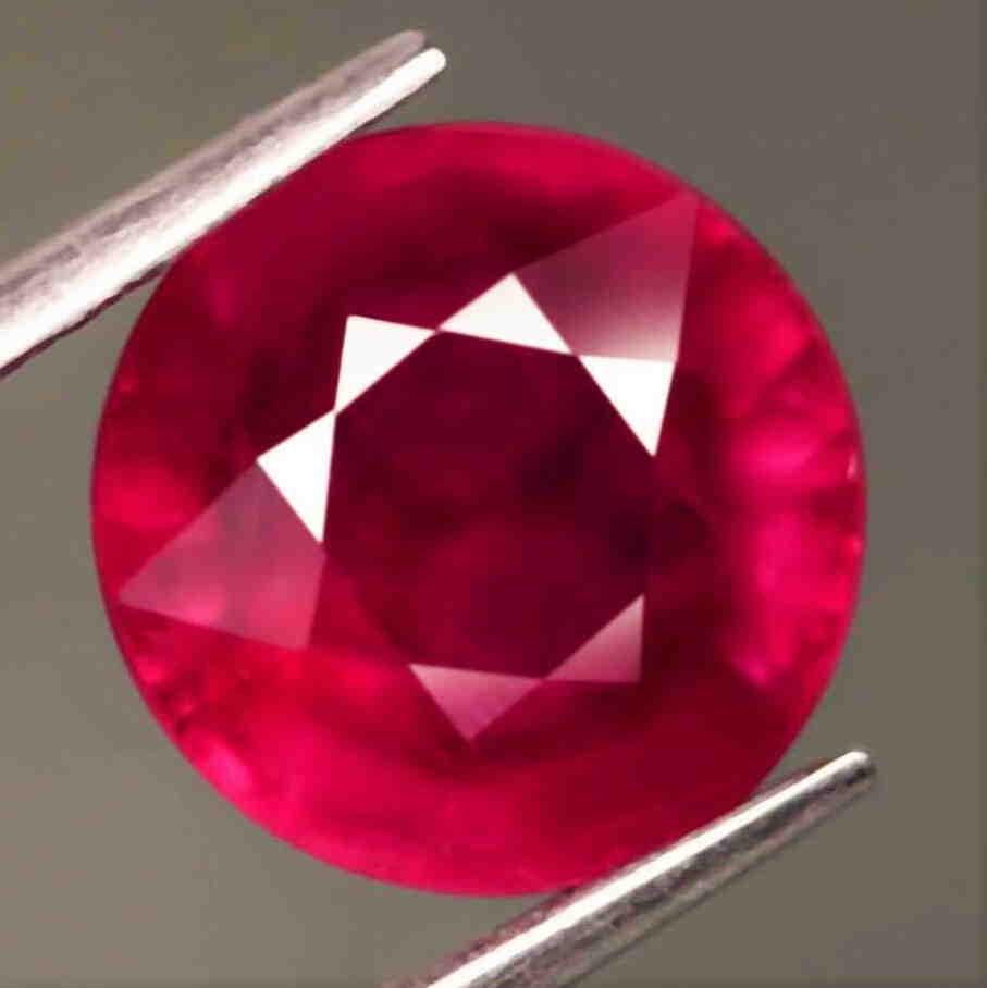 2,69 cts Natural Round Blood Red Ruby (1 of 3)